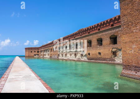 Côté nord du Fort Jefferson sur Dry Tortugas National Park, en Floride. Les douves de brique autour de Fort Jefferson avec les eaux claires du golfe du Mexique l'entourent. Banque D'Images