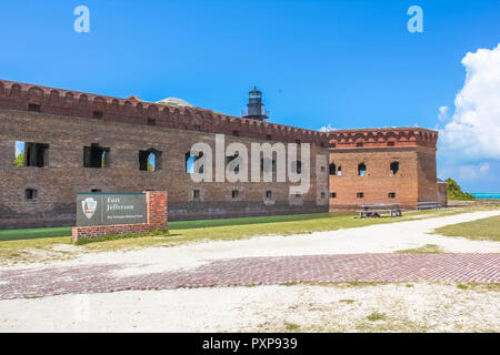 Entrée du fort Jefferson, une forteresse militaire historique, dominé par le phare de clés, sur le jardin le parc national sec de Tortugas. Garden Key, Florida, United States Banque D'Images