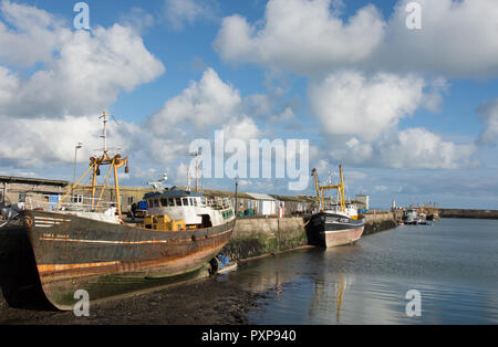 Bateaux de pêche dans le port de Newlyn à Cornwall UK Banque D'Images