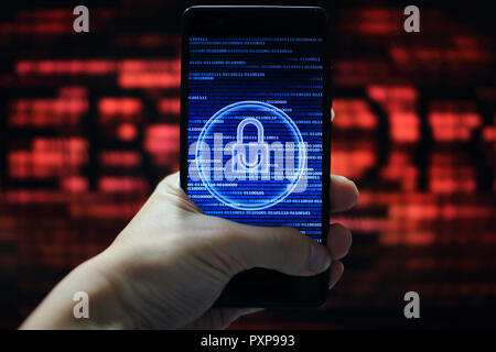 L'intégrité du système tandis que d'autres transmettent. main tenant le téléphone mobile à l'icône de cadenas bleu sur l'écran de code binaire. Le message d'erreur sur l'ordinateur. Banque D'Images