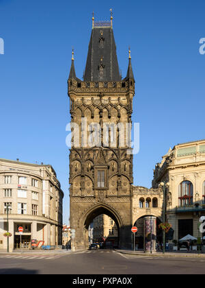 Prague. République tchèque. Le 15e siècle Tour Poudrière. Banque D'Images