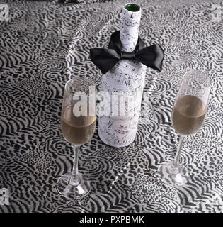 Décoration de fête bouteille de vin et deux verres sur la dentelle tabl Banque D'Images