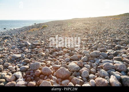 Cobble-de la récente période glaciaire ou plage de rolling stones à Molen, premier géoparc mondial de l'UNESCO dans les pays nordiques près de Larvik, Vestfold Banque D'Images