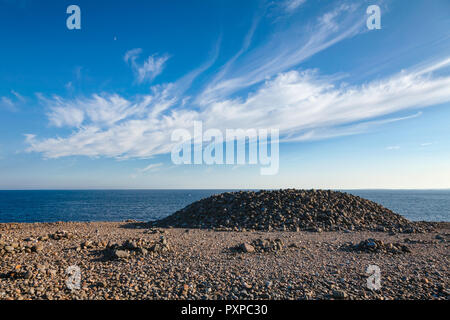 Petits et grands à l'âge de fer de cairns à partir de dépôts de galets la récente période glaciaire sur Molen plage de rolling stones à UNESCO Global Geopark près de Larvik, V Banque D'Images