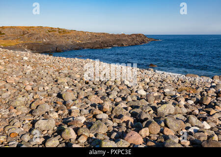 Cobble-de la récente période glaciaire ou plage de rolling stones à Molen, premier géoparc mondial de l'UNESCO dans les pays nordiques près de Larvik, Vestfold Banque D'Images