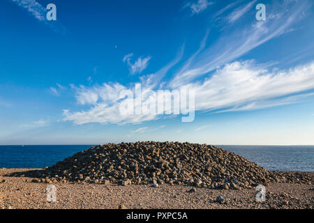 Cairn de l'âge du fer a fait des dépôts de galets de la récente période glaciaire sur Molen plage de rolling stones à UNESCO Global Geopark près de Larvik, comté de Vestfold, Banque D'Images