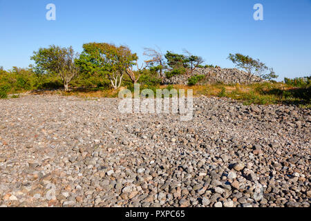 Cairn de l'âge du fer a fait des dépôts de galets de la récente période glaciaire sur Molen plage de rolling stones à UNESCO Global Geopark près de Larvik, comté de Vestfold, Banque D'Images