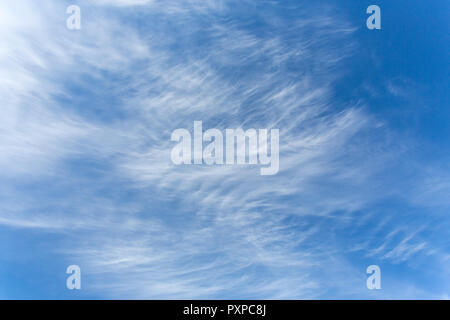 Beau ciel bleu avec des nuages blancs de lignes whispy - cirrus ou de juments tails Banque D'Images