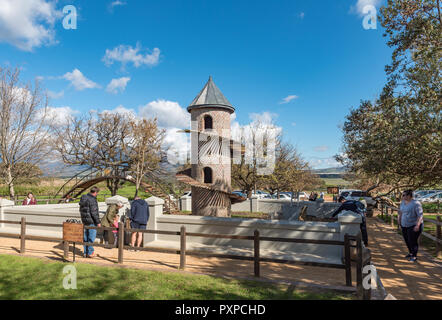 PAARL, AFRIQUE DU SUD, le 10 août 2018 : La tour de la chèvre et de pont ar Fairview vin et fromage ferme près de Paarl dans la province occidentale du Cap les chèvres et les peo Banque D'Images