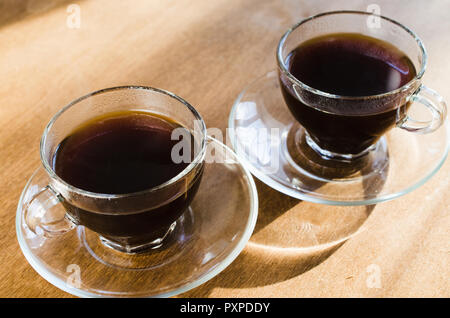 Deux tasses de café sur la table en bois. Pause café. Bon matin concept. Banque D'Images