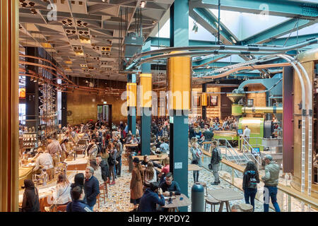 Nouveau Starbucks coffee store à Milan, Italie. Banque D'Images