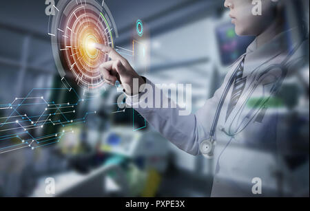 Femme médecin tenant la main et toucher de l'écran digital media et futuriste concept médical avec la technologie numérique illustration écran de l'ordinateur et ro Banque D'Images