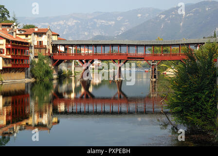 Bassano del Grappa, Veneto, Italie. Ponte degli Alpini ou Ponte Vecchio (Anglais : Alpini's bridge ou pont Vieux) et la rivière Brenta. Banque D'Images