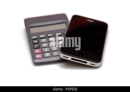 Un smartphone moderne sans nom et une calculatrice, des finances, de l'économie, des outils de bureau Banque D'Images
