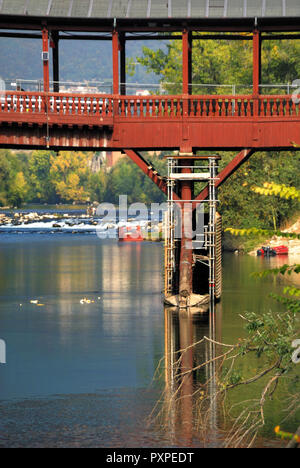 Bassano del Grappa, Veneto, Italie. Ponte degli Alpini ou Ponte Vecchio (Anglais : Alpini's bridge ou pont Vieux) et la rivière Brenta. Des travaux de consolidation sur les piliers du pont. Banque D'Images