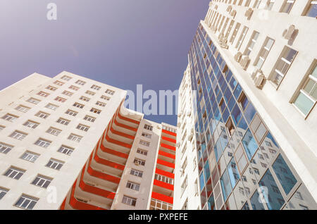 Vue d'un immeuble résidentiel à partir de la base. Maison blanche avec des balcons en rouge une chaude journée ensoleillée Banque D'Images