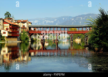 Bassano del Grappa, Veneto, Italie. Ponte degli Alpini ou Ponte Vecchio (Anglais : Alpini's bridge ou pont Vieux) et la rivière Brenta. Banque D'Images