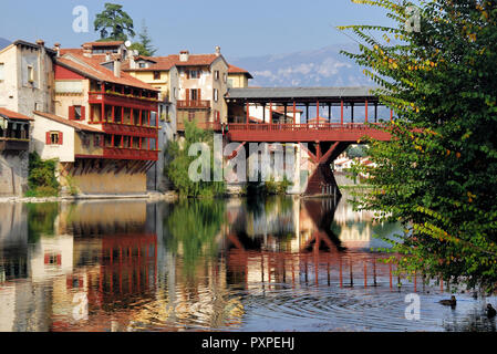 Bassano del Grappa, Veneto, Italie. Ponte degli Alpini ou Ponte Vecchio (Anglais : Alpini's bridge ou pont Vieux) et la rivière Brenta. Banque D'Images