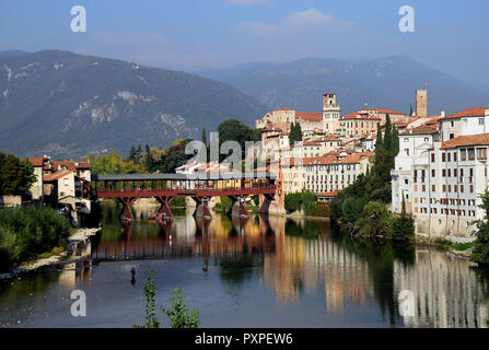 Bassano del Grappa, Veneto, Italie. Ponte degli Alpini ou Ponte Vecchio (Anglais : Alpini's bridge ou pont Vieux) et la rivière Brenta. Banque D'Images