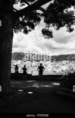 Cannes, France, le 15 septembre 2018 : Noir et blanc photo de tourits surplombant la ville de Cannes Banque D'Images