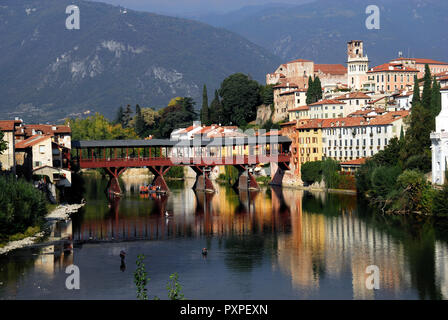 Bassano del Grappa, Veneto, Italie. Ponte degli Alpini ou Ponte Vecchio (Anglais : Alpini's bridge ou pont Vieux) et la rivière Brenta. Banque D'Images