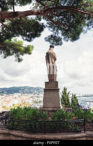 Cannes, France, le 15 septembre 2018 : La statue du Cardinal Gerlier donne sur le port de Cannes Banque D'Images