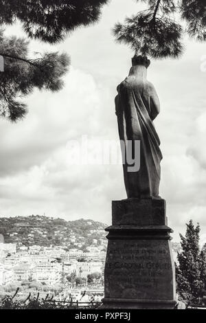 Cannes, France, le 15 septembre 2018 : Noir et blanc photo de la statue du Cardinal Gerlier donnant sur le port de Cannes Banque D'Images