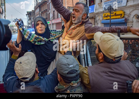 L'homme et la femme du cachemire vu crier et Indiens Anti liberté à l'intérieur des slogans pro un véhicule de police après son arrestation au cours d'une manifestation au centre-ville Lal chowk, mardi. La vie normale dans la vallée du Cachemire touchés en deuxième année consécutive que les autorités indiennes ont imposé des restrictions dans certaines parties de Srinagar pour déjouer un sit-in-manifestation appelée par les séparatistes au centre-ville de Srinagar Lal chowk sur le meurtre de sept civils dans une explosion près de rencontrer à Kulgam en Afrique du Cachemire le dimanche. Banque D'Images