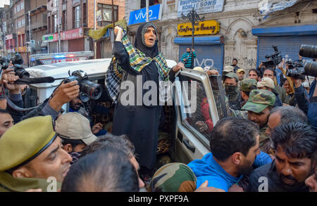 Femme cachemire vu crier des slogans anti Indian et pro liberté slogans dans un véhicule de police lors d'une manifestation pacifique au centre-ville Lal chowk, mardi. La vie normale dans la vallée du Cachemire touchés en deuxième année consécutive que les autorités indiennes ont imposé des restrictions dans certaines parties de Srinagar pour déjouer un sit-in-manifestation appelée par les séparatistes au centre-ville de Srinagar Lal chowk sur le meurtre de sept civils dans une explosion près de rencontrer à Kulgam en Afrique du Cachemire le dimanche. Banque D'Images