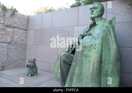 15 DÉCEMBRE 2017 - WASHINGTON, DC : Franklin Delano Roosevelt Memorial à Washington DC avec chien Banque D'Images