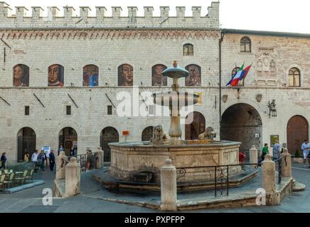 Fontaine historique représentant trois lions, Piazza del Comune, Assise. Pérouse, Ombrie, Italie Banque D'Images