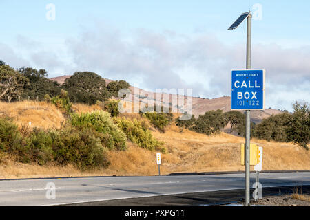 Une route call box le long d'une route rurale sert à aider les conducteurs dans une situation d'urgence Banque D'Images