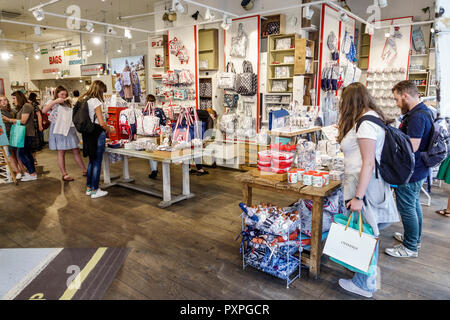 Londres Angleterre,Royaume-Uni,Royaume-Uni Grande-Bretagne,West End St James's,Piccadilly Cath Kidston,intérieur,shopping shopper shoppers shop shops marché Banque D'Images