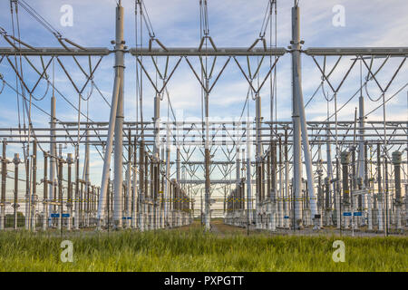 La transformation haute tension ultra moderne pour l'industrie électrique avec plusieurs transformateurs et isolateurs Banque D'Images