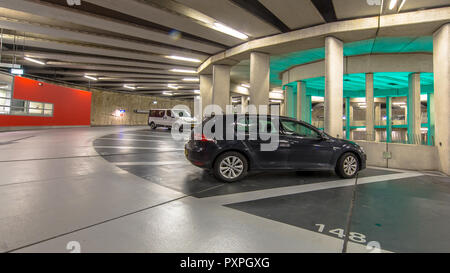 Voitures en stationnement en garage parking circulaire souterrain moderne Banque D'Images