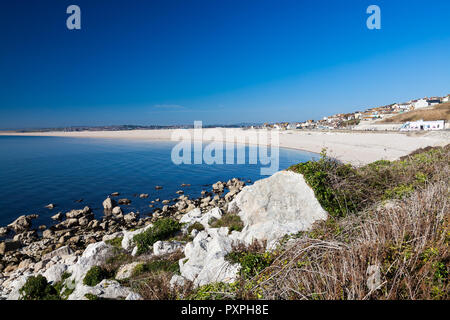 Donnant sur l'anse de Chesil sur l'Île de Portland Dorset England UK Europe Banque D'Images