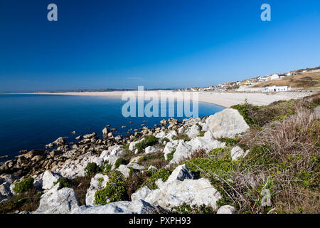 Donnant sur l'anse de Chesil sur l'Île de Portland Dorset England UK Europe Banque D'Images