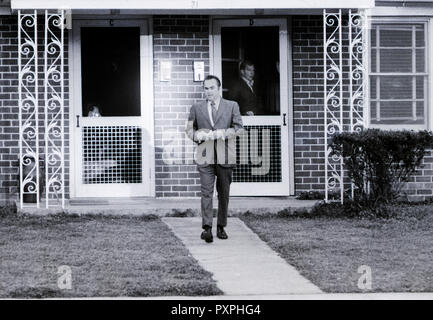 Le lieutenant William Calley pairs de sa porte comme gouverneur de l'Alabama George Wallace quitte après une visite à Calley qui est en ce moment à résidence le poste à Ft. Benning, Géorgie. Lois William Calley Jr. est un ancien officier de l'armée des États-Unis a été condamnée par un tribunal militaire d'avoir tué 22 civils non armés Vietnamiens du Sud dans le massacre de My Lai le 16 mars 1968, pendant la guerre du Vietnam. Calley's voisin se mette une photo du gouverneur son départ. Banque D'Images