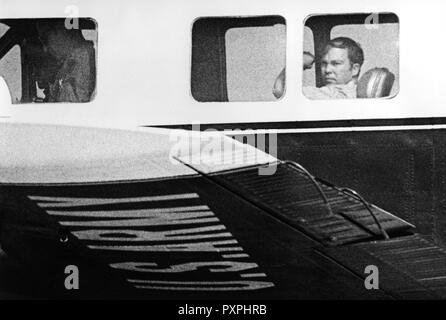 Le lieutenant William Calley - un prisonnier militaire - pairs venant d'un avion de l'Armée américaine qu'il est transporté à la prison fédérale à Ft. Leavenworth. Lois William Calley Jr. est un ancien officier de l'armée des États-Unis a été condamnée par un tribunal militaire d'avoir tué 22 civils non armés Vietnamiens du Sud dans le massacre de My Lai le 16 mars 1968, pendant la guerre du Vietnam. Banque D'Images