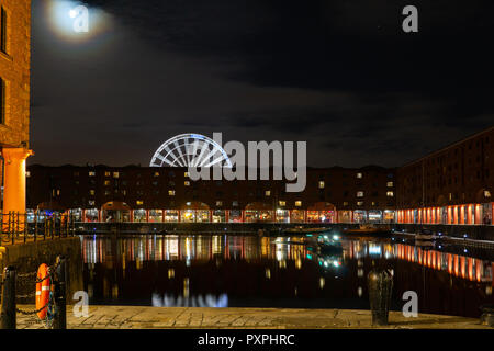 Le lever de lune sur l'Albert Dock, Liverpool, Grande Roue en arrière-plan. Image prise en octobre 2018. Banque D'Images