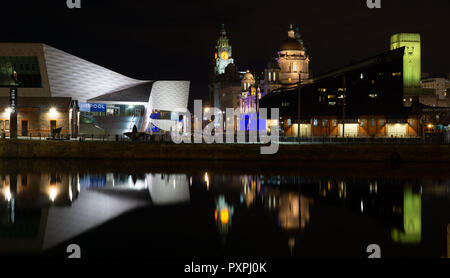 Les bâtiments du front de mer de Liverpool, vu de Canning Dock, les 3 grâces, l'île de Mann et Liverpool Museum. Prise en octobre 2018. Banque D'Images