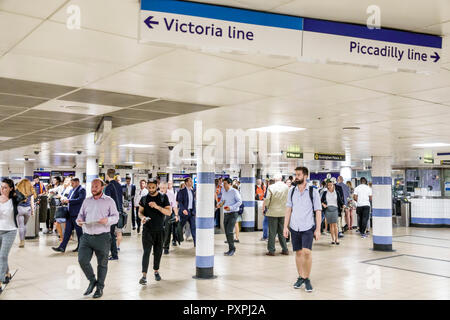 Londres Angleterre,Royaume-Uni,Piccadilly St. James's,Green Park métro Station train tube,métro tube,man men male,femme femme femmes,navetteurs motards,UK GB Banque D'Images