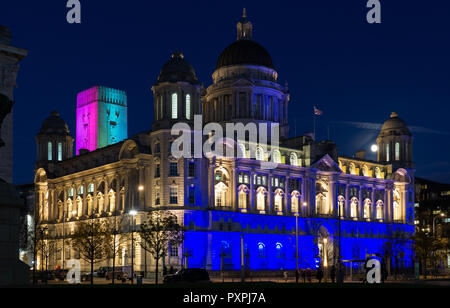 Mersey et Dock Harbour Board Building, sur Liverpool's Pier Head, avec le Tunnel Queensway ventalation derrière l'arbre. Image prise en octobre 2018. Banque D'Images