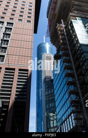 Francfort, Allemagne, 28 juin 2018 - Low angle view of modern bâtiments gratte ciel le quartier financier de Francfort Banque D'Images