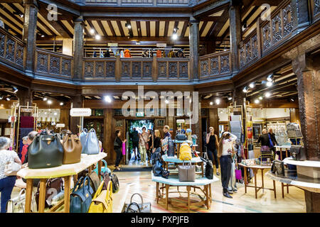 Londres Angleterre,Royaume-Uni,Soho,Liberty Department Store,shopping shopper shoppers magasins marché marchés achats vente, magasin de détail magasins bus Banque D'Images