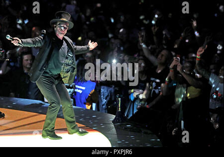 U2's Bono joue sur la scène à l'U2  + expérience d' iNNOCENCE. L'O2 Arena, Londres. Banque D'Images