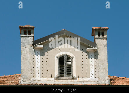 Dormer comme un vieux nichoir pour pigeons Banque D'Images