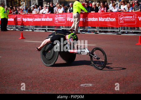 Marathon de Londres 2018 course en fauteuil roulant, dernière étape de la concurrence devant le palais de Buckingham. Banque D'Images