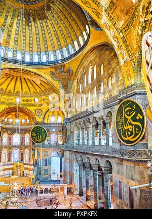 Le collatéral sud de la nef de la mosquée Sainte-Sophie et de l'Abside avec la mosaïque de la Vierge Marie dans l'arrière-plan. Istanbul, Turquie. Banque D'Images