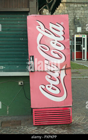 Un vieux Coca Cola distributeur automatique à l'extérieur d'une borne interactive Banque D'Images